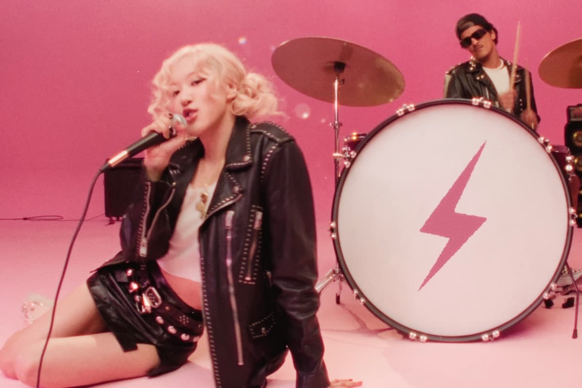 'APT.' de Rosé e Bruno Mars bate 2,4 bilhões no YouTube